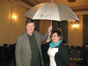 Karol Radziwonowicz i Sabina Jankowska pod parasolką - tradycyjnym upominkiem Zenobii Kulik dla solistów Wieczorów lisztowskich